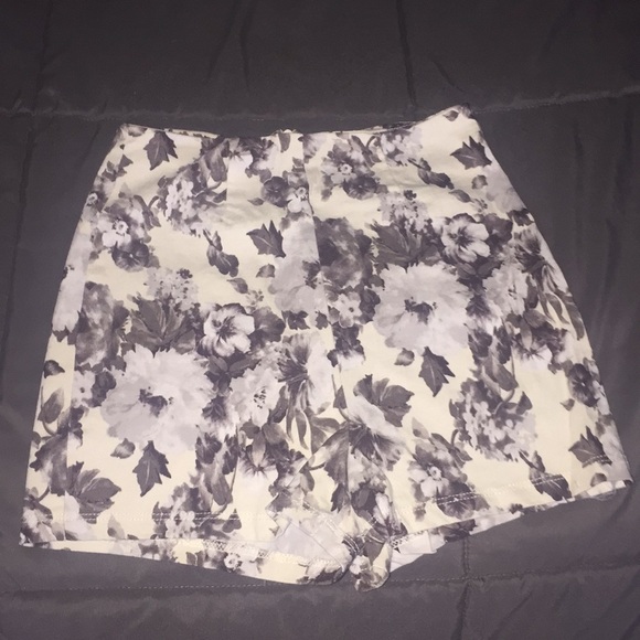 High waist Flower Shorts - Picture 1 of 3